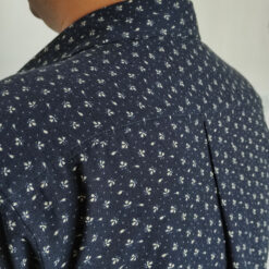 پیراهن مردانه لینن سرمه ای برگ سفید